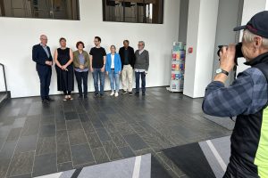 Die sieben Mitglieder der Unabhängigen Regionalen Aufarbeitungskommission (URAK) beim Fototermin vor weißem Hintergrund