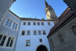 Domplatz Meißen mit Turm im Hintergrund