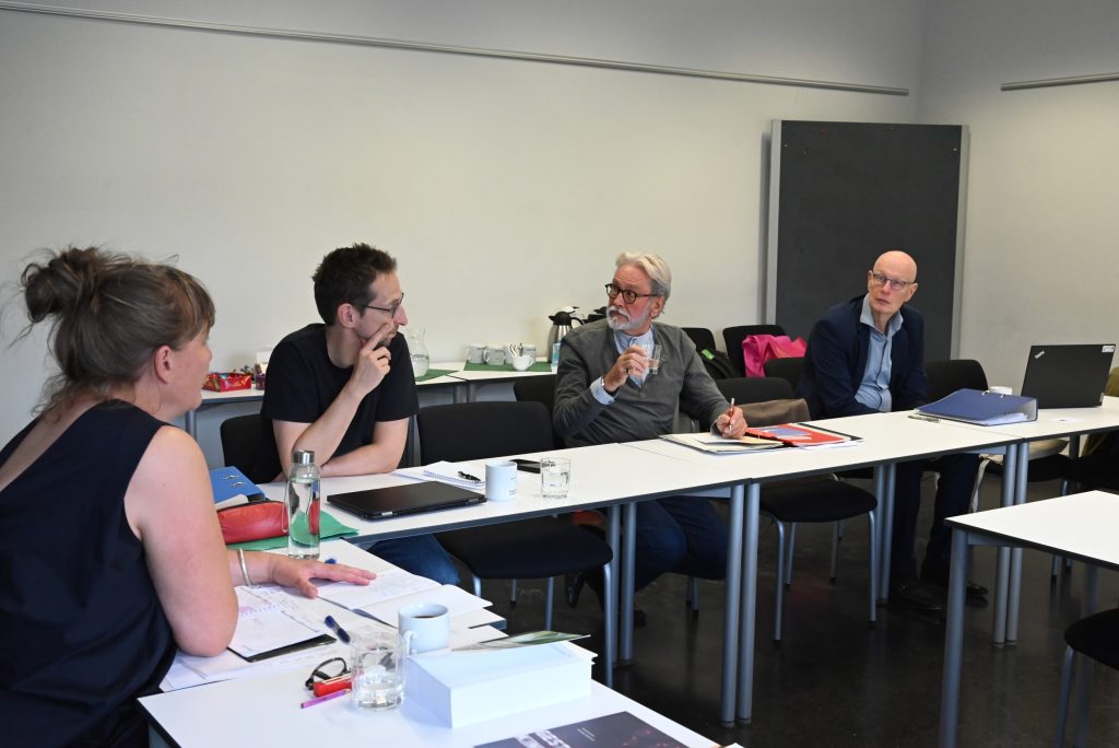 Blick auf Personen der URAK im Sitzungsraum